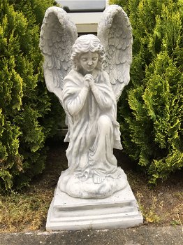 Engelbeeld, tuinbeeld, knielende engel, steen - 3