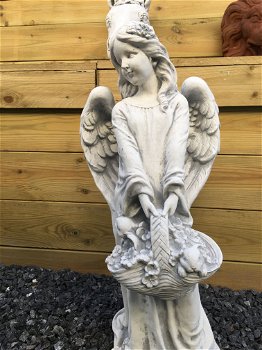 Fleurig engel beeld gemaakt van steen - engel met mand - 0