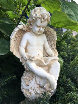 Gedetailleerd engelbeeld, engel op bol, lezend, terracotta - 0