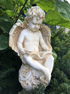 Gedetailleerd engelbeeld, engel op bol, lezend, terracotta