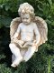 Gedetailleerd engelbeeld, engel op bol, lezend, terracotta - 1 - Thumbnail