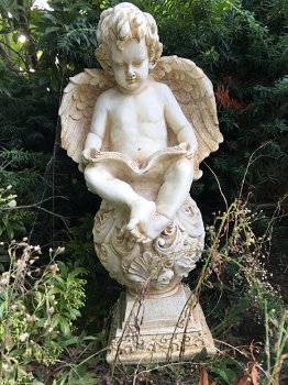 Gedetailleerd engelbeeld, engel op bol, lezend, terracotta - 2