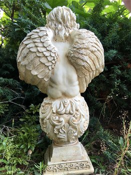Gedetailleerd engelbeeld, engel op bol, lezend, terracotta - 4