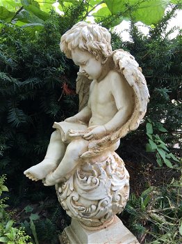 Gedetailleerd engelbeeld, engel op bol, lezend, terracotta - 5
