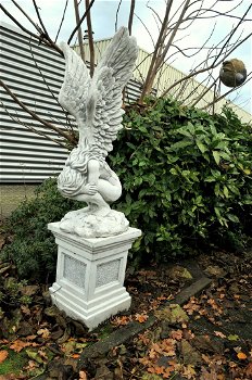 Knielende engel op een sokkel, groot engelbeeld, tuinbeeld - 1