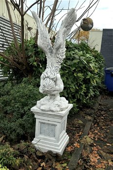 Knielende engel op een sokkel, groot engelbeeld, tuinbeeld - 2