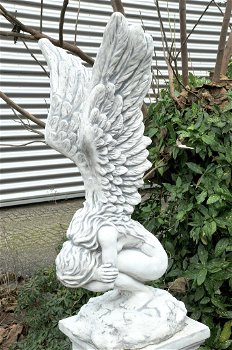 Knielende engel op een sokkel, groot engelbeeld, tuinbeeld - 4