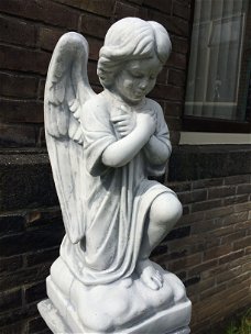 Knielende engel, gemaakt uit vol steen - weerbestendig