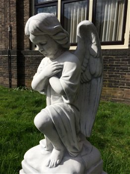 Knielende engel, gemaakt uit vol steen - weerbestendig - 1