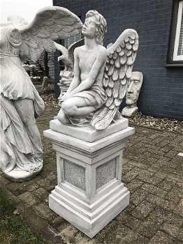 Knielende engel, tuinbeeld, op sokkel, engelbeeld steen - 2