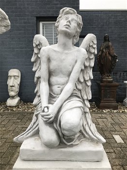 Knielende engel, tuinbeeld, op sokkel, engelbeeld steen - 3