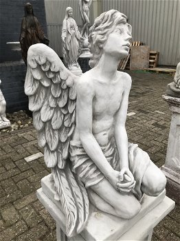 Knielende engel, tuinbeeld, op sokkel, engelbeeld steen - 5