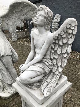 Knielende engel, tuinbeeld, op sokkel, engelbeeld steen - 6