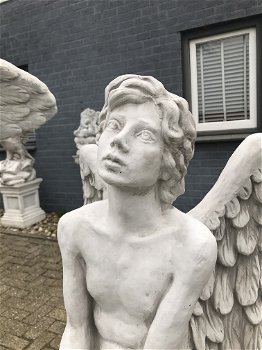 Knielende engel, tuinbeeld, op sokkel, engelbeeld steen - 7