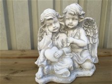 Vol stenen beeld van 2 engelen, gedetailleerd beeld