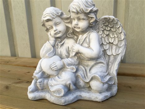 Vol stenen beeld van 2 engelen, gedetailleerd beeld - 1