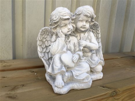 Vol stenen beeld van 2 engelen, gedetailleerd beeld - 2