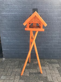 Een groot houten vogelhuis op standaard, een villa voor vogels - 7