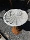 Een mooi vogelbad in de vorm van een schelp, vol steen - 0 - Thumbnail
