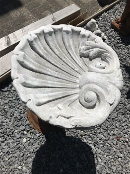 Een mooi vogelbad in de vorm van een schelp, vol steen - 2