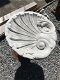 Een mooi vogelbad in de vorm van een schelp, vol steen - 2 - Thumbnail