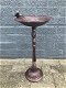 Fraai vogelbad op voet, met leuk decoratief vogeltje op de rand van het bad, gietijzer - 1 - Thumbnail