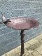 Fraai vogelbad op voet, met leuk decoratief vogeltje op de rand van het bad, gietijzer - 4 - Thumbnail