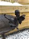 Vogelbad staand, op poot, met engel en duif, gietijzer - 2 - Thumbnail