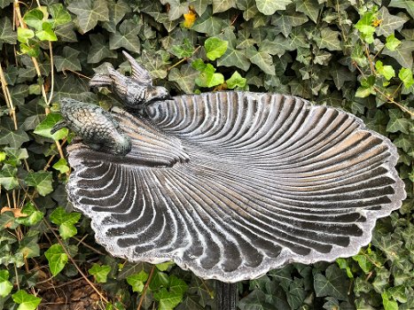 Zwart-grijs vogel bad, om de vogeltjes van eten en drinken te voorzien - fors - vol gietijzer - 4