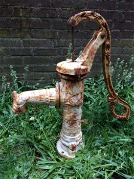 Rustieke ouderwetse waterpomp, zoals vroeger, vol gietijzer - 0