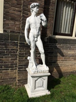 Tuinbeeld van Bijbels figuur David, op een sokkel, steen - 0