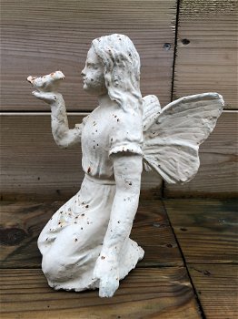Engel met duif in de hand, engelbeeld, gietijzer - 0