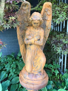 Knielende engel, een fors oxide tuinbeeld - 1
