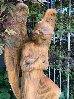Knielende engel, een fors oxide tuinbeeld - 3