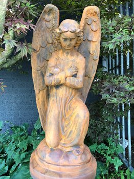 Knielende engel, een fors oxide tuinbeeld - 4