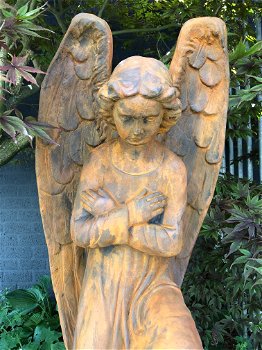 Knielende engel, een fors oxide tuinbeeld - 5