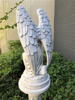 Knielende engel, imposant, een groot tuinbeeld - 4