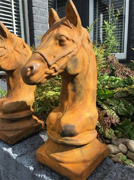 Sculptuur paardenhoofd in oxide, steen, exclusief tuinbeeld - 1