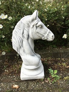 Sculptuur paardenhoofd, steen, tuinbeeld