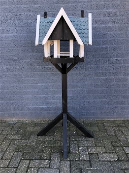 Een groot vogelhuis, staande villa voor vogels, hoogwaardig voederhuis - 0