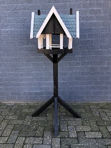 Een groot vogelhuis, staande villa voor vogels, hoogwaardig voederhuis