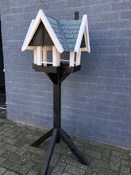 Een groot vogelhuis, staande villa voor vogels, hoogwaardig voederhuis - 1