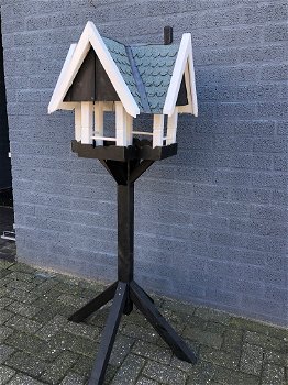 Een groot vogelhuis, staande villa voor vogels, hoogwaardig voederhuis - 0