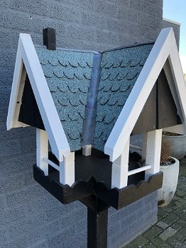 Een groot vogelhuis, staande villa voor vogels, hoogwaardig voederhuis - 4