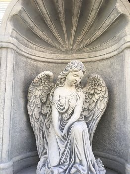 Engelenbeeld in een bidkapel, engel van steen, tuinbeeld - 1