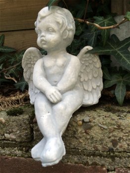 Klein engelenbeeld, engelbeeldje steen, zittende engel - 0