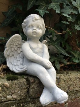 Klein engelenbeeld, engelbeeldje steen, zittende engel - 1