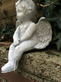 Klein engelenbeeld, engelbeeldje steen, zittende engel - 2