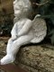 Klein engelenbeeld, engelbeeldje steen, zittende engel - 2 - Thumbnail