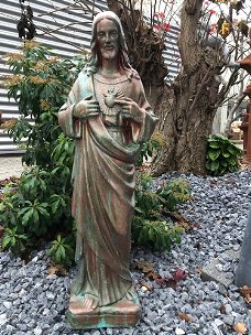 Jezus beeld, kerkelijk tuinbeeld in koper kleur, steen
